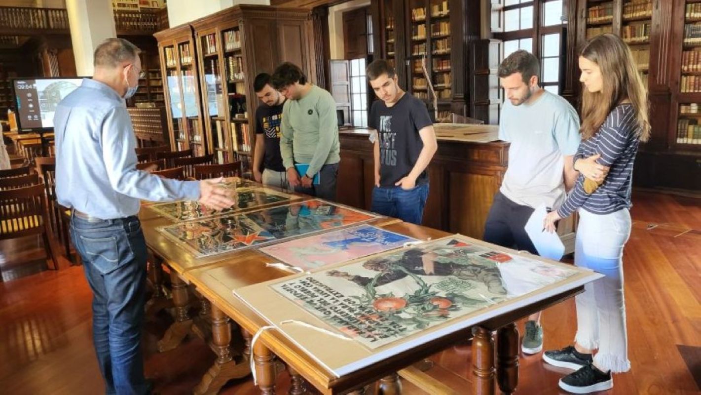 Alumnes i professor a la Pérez